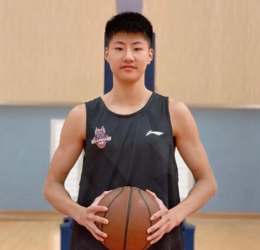 CBA最新动态：邹昀轩加盟广东宏远，布朗离队广厦，上海换帅风波