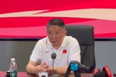宫鲁鸣：张子宇体重与姚明相近，摔跤惊险，脚步与对抗需加强