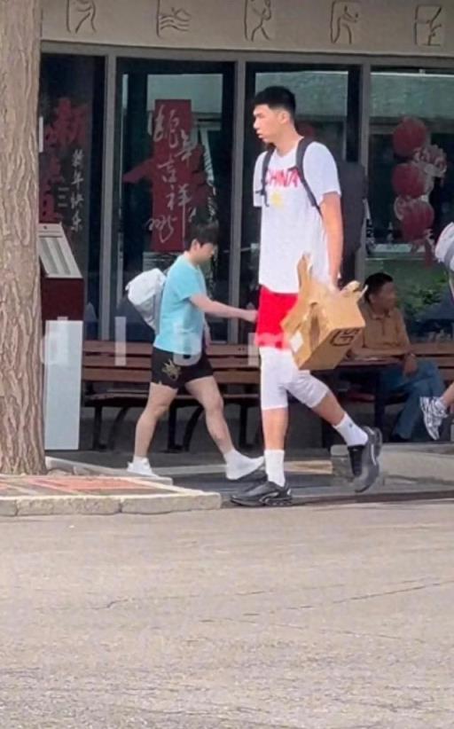 孙颖莎与男篮队员同框引热议，最萌身高差成焦点