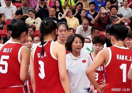 73-58中国女篮主场小胜，李雨汧17+5拼至满贯，以小见大