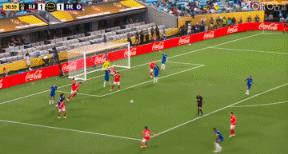 蓝军球员被黄牌罚下，比分1-1！