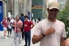 纳赛尔参观巴黎圣日耳曼纽约旗舰店，现场赠送决赛门票给球迷