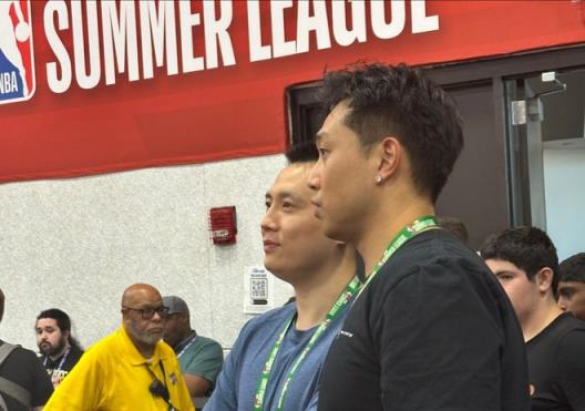 夏联引爆热潮！CBA五位主帅现场观战，王博潘江邱彪热烈交流，卢伟积极参与