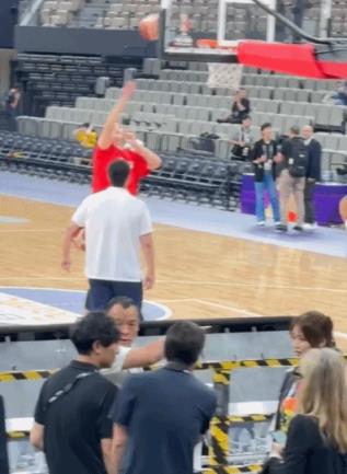 今晚迎FIBA成年组首秀！张子宇赛前热身展“单手抛板”技艺