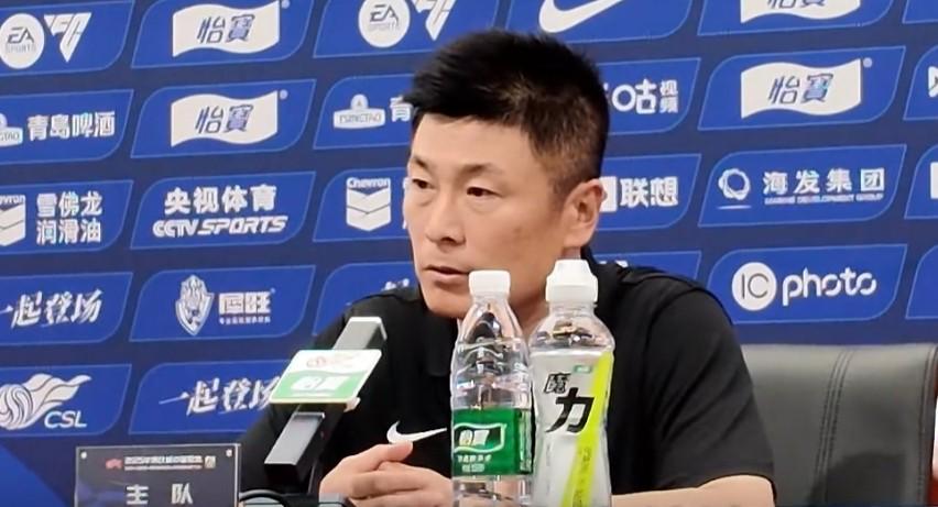 李国旭鼓励功勋队长小闯，特别赞扬晋鹏翔的贡献