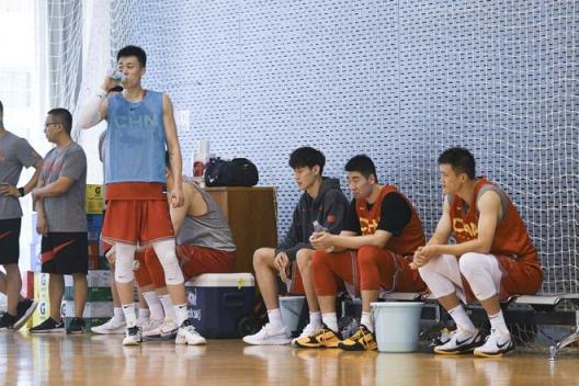 中国男篮锋线人才短缺，是否应调整预期借亚洲杯培养新人？