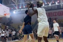 巴特勒三分绝杀引全场欢呼 粉丝激烈互动称其MVP