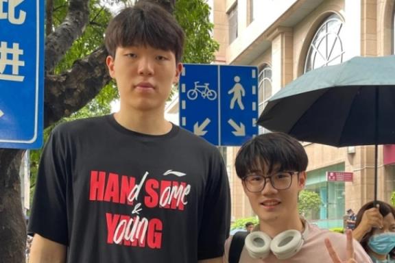 网友在广东偶遇杨瀚森：看到他我都呆住了
