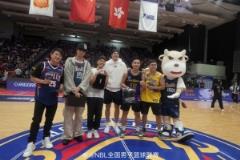 湖人球星里夫斯观赛香港金牛vs湖北文旅并送球衣球鞋