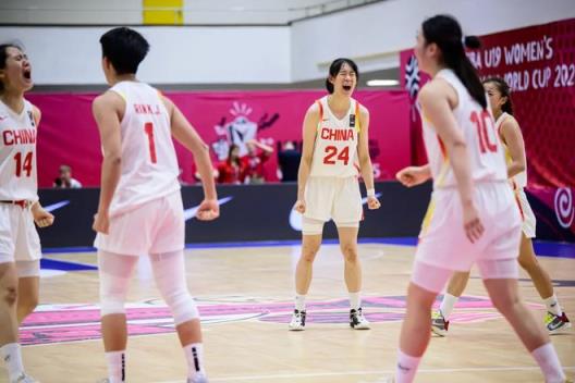 中国女篮新星黄思静崛起，18岁1米93少女或被宫鲁鸣招进