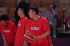 男篮赛前热身 王俊杰投篮训练心情不错