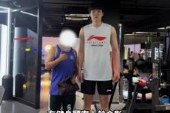 不忘训练！杨瀚森在佛山某健身房花35元练习一个多小时