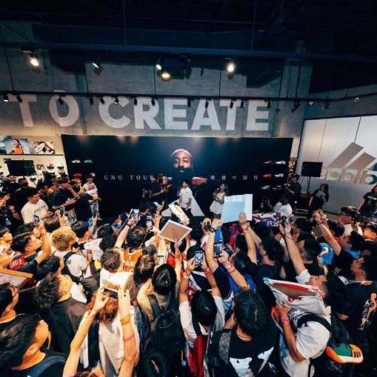 美媒惊叹哈登中国行壮观画面：他像一位影响力超越篮球的摇滚巨星