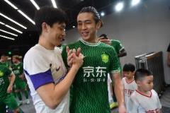 您提到的“热度降低！京津德比今日开票，仅最低价暂时售完”这句话，可能是指某场京津德比（北京与天津之间的比赛）的门票开票后，仅在最低票价档位售罄，而其他价位可能尚未售完，反映出观众对这场比赛的热情有所下