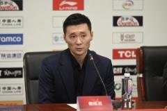 刘炜在赛后表示：“非常糟糕的一场比赛，希望其他队员能站出来把比赛打好。” 这番话反映出他对球队表现的不满，同时也表达了对队友的期待。作为球队的 veteran（老将），刘炜的发言通常带有对球队整体表现