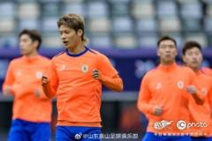 泰山队备战明日与梅州客家队中超联赛进行赛前训练