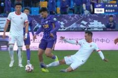 海牛球员林创益飞铲遭VAR改判直红离场