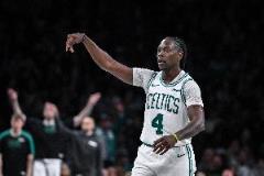 霍勒迪半场高效输出，9中6三分5中4砍下16分4板1助