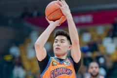 李添荣得分爆发力惊人 16投9中砍下22分5篮板2助攻1抢断1盖帽