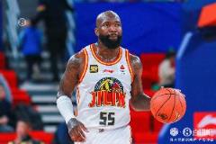 多米尼克·琼斯半场高效表现，10投6中贡献15分3板8助3断
