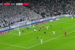 皇马总比分2-3落后！奥亚萨瓦尔抽射打在阿拉巴身上破门