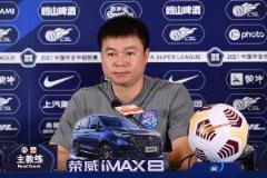 于根伟作为中国足球队的教练，提到“我们受到了少休息一天的影响，客场拿到一分能够接受”，这句话反映了他在比赛中可能面临的实际情况和心态。

从这句话中可以提取出几个关键点：

1. **少休息一天**：