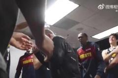 被队员疯狂泼水庆祝！重温马龙成掘金队史执教胜场第一的美好时刻