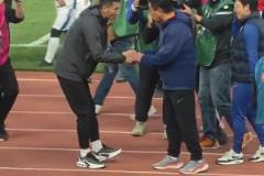 赛后青岛西海岸球迷怒骂泰山球迷+竖中指