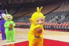 有本事继续帽我啊！巴特勒挨了阿门一帽后自投自抢，继续迎着阿门中投还以颜色