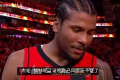 《平凡的世界》少安穿巴萨球衣踢球 “媳妇”秀莲场边观战