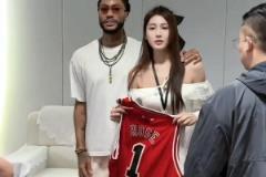 羡慕了！罗斯美女球迷如愿与偶像合影