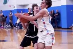 荼毒年轻人！美记晒青少年比赛夸张造犯规：我将归咎于NBA