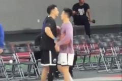 突然袭鸡？曹岩对孟博龙这样的打招呼方式真的很小众