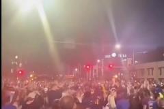 丹佛人心中的神！戈登命中绝平三分 主场外球迷们疯狂庆祝