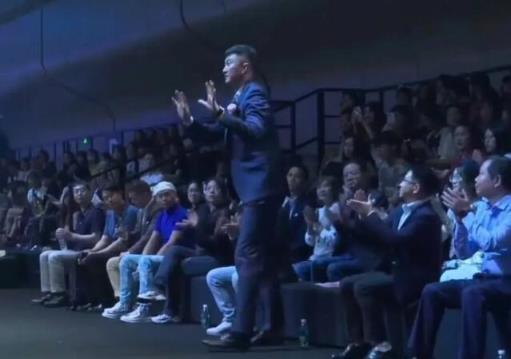 杜锋人气爆棚 被美女粉丝热情邀合影引热议